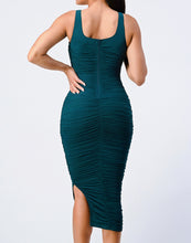 Cargar imagen en el visor de la galería, Evelyn Ruched Midi Dress (Hunter Green)
